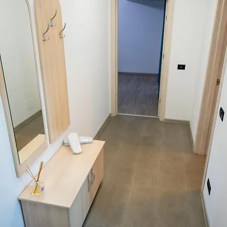 Plaza 7 Apartment *